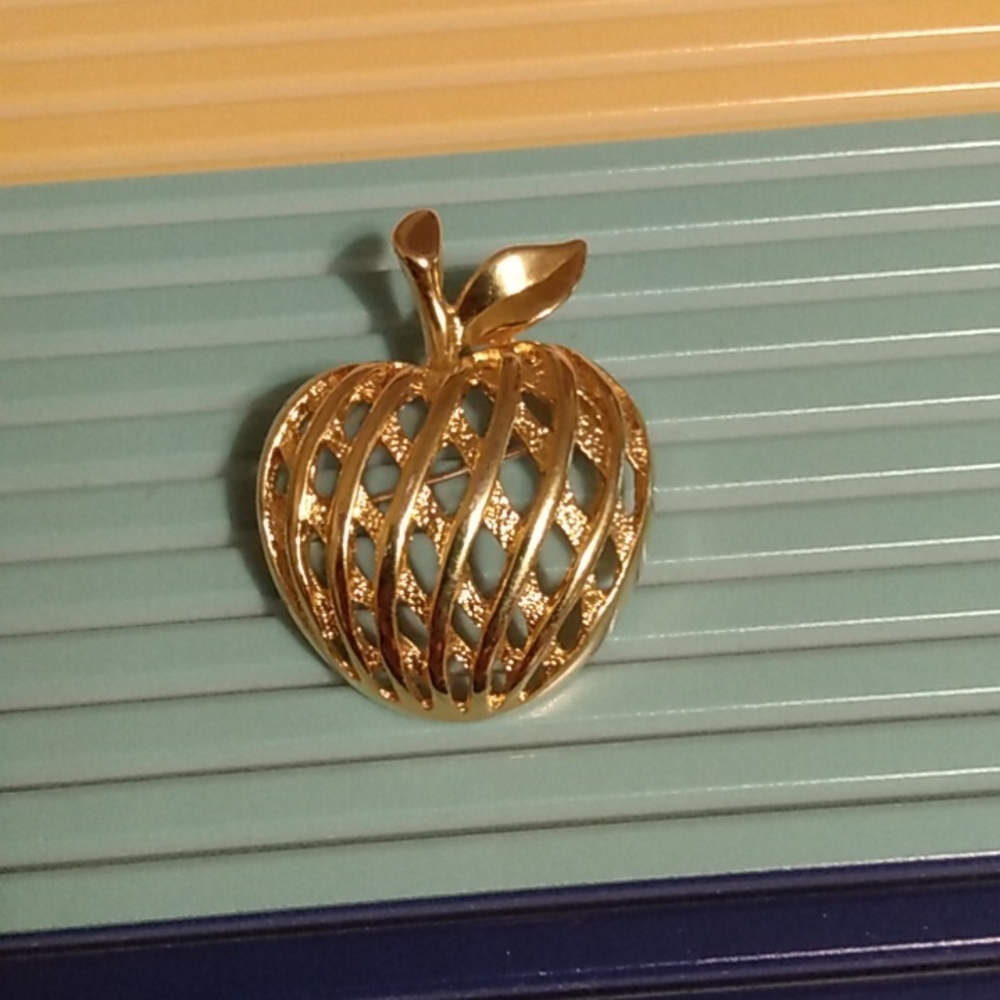 Vtg fillagreed gold costume jewelry apple